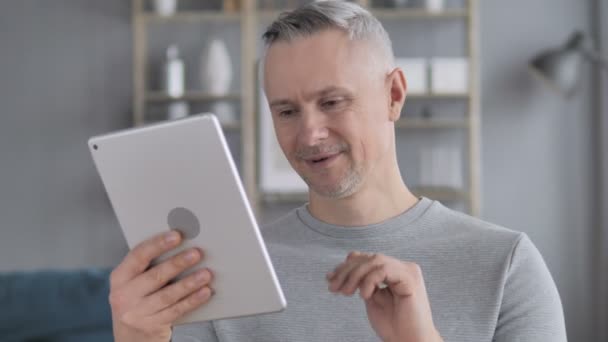 Chat Vídeo Línea Por Gray Hair Man Tablet — Vídeo de stock