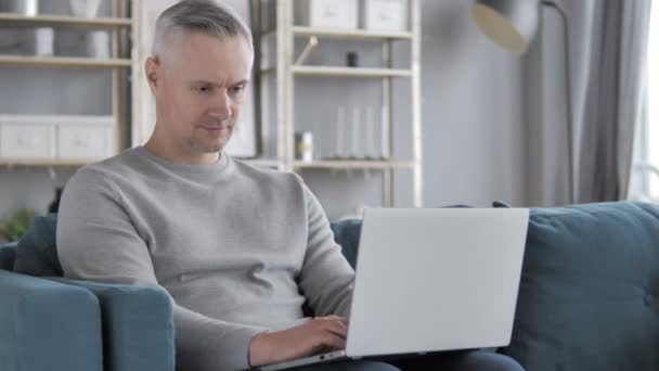 Grått Hår Man Som Arbetar Laptop Hans Knä — Stockvideo