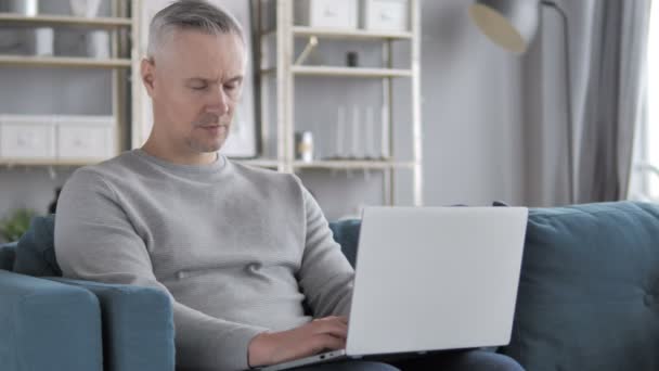 Dolor Cabeza Hombre Pelo Gris Cansado Usando Ordenador Portátil — Vídeos de Stock