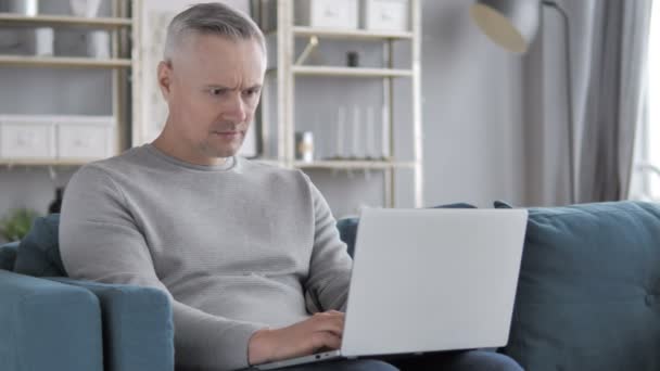 Gray Włosy Człowiek Smutny Dla Awarii Podczas Pracy Laptopie — Wideo stockowe