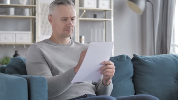 Grått Hår Man Arbetar Med Dokument Medan Sitter Soffan — Stockvideo