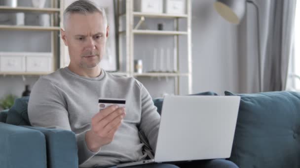Online Shopping Laptop Casual Gray Hair Man Online Banking — Stock Video