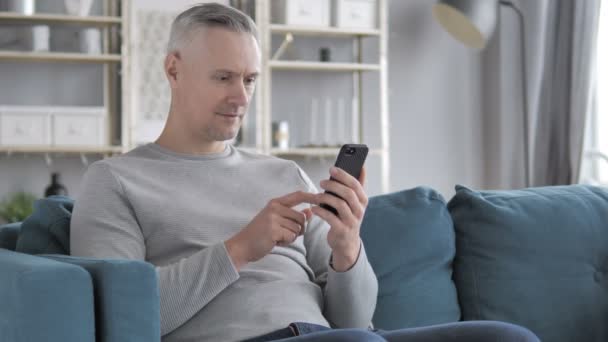 Grijze Haren Man Reageren Succesvolle Resultaten Smartphone — Stockvideo