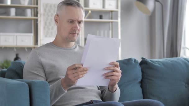 Penisve Gray Hair Man Acuerdo Lectura Sentado Sofá — Vídeos de Stock