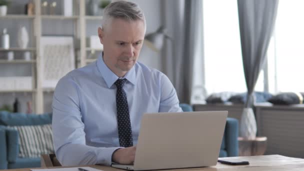 Pensivo Cinza Cabelo Empresário Trabalhando Laptop — Vídeo de Stock