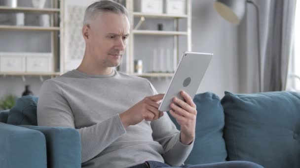 Hombre Pelo Gris Celebrando Éxito Mientras Usa Tableta — Vídeos de Stock