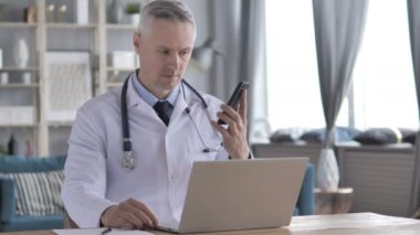 Doktor çalışma üstünde Laptop ve hasta ile Evet