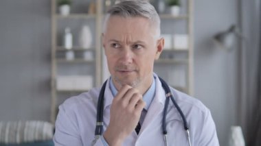 Gri saç ile düşünme dalgın Doktor portresi