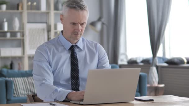 Empresario Pelo Gris Con Dolor Espalda Vertebral Sentado Trabajo — Vídeos de Stock