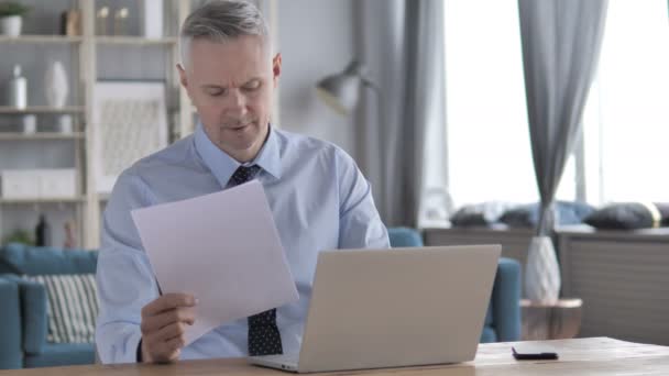 Biznesmen Siwych Włosów Działa Dokumenty Biurze Praca Biurowa — Wideo stockowe