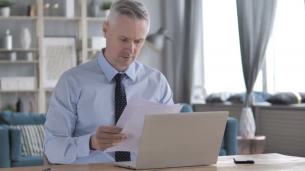 Empresario Pelo Gris Leyendo Documentos Trabajo — Vídeos de Stock