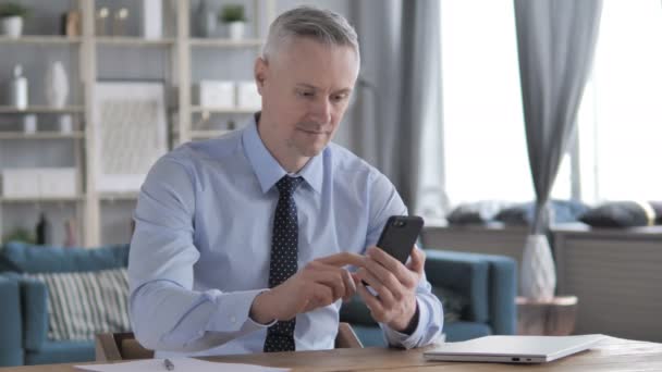 Grått Hår Affärsman Med Smartphone — Stockvideo