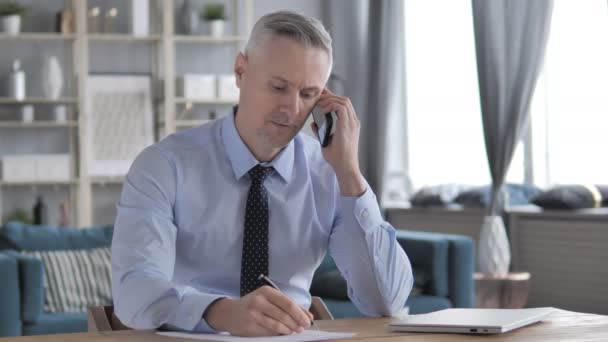 Gray Hair Empresario Hablar Por Teléfono Escribir Información — Vídeos de Stock