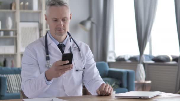 Läkare Att Skriva Meddelande Telefon — Stockvideo