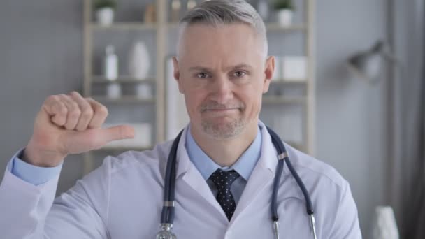 Polegares Para Baixo Pelo Médico Com Cabelos Grisalhos — Vídeo de Stock