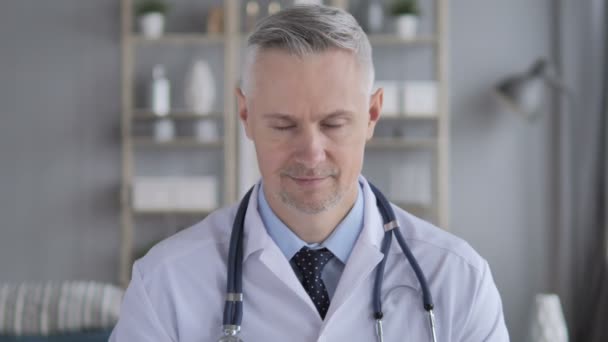 Oui Docteur Aux Cheveux Gris Secouant Tête Pour Être Accord — Video