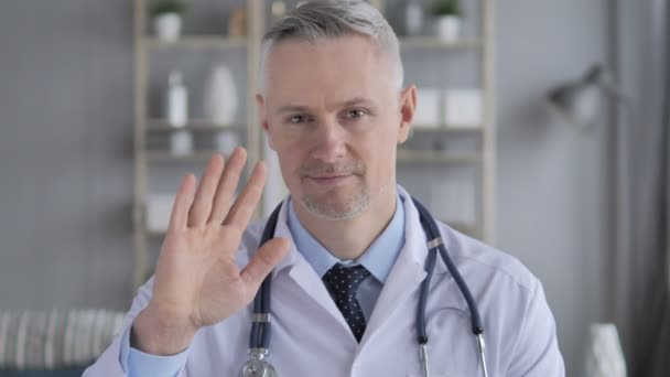 Chat Vídeo Línea Con Paciente Por Médico Con Cabellos Grises — Vídeos de Stock