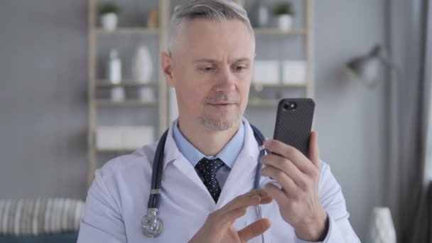 Online Video Chat Phone Senior Doctor — Stock Video