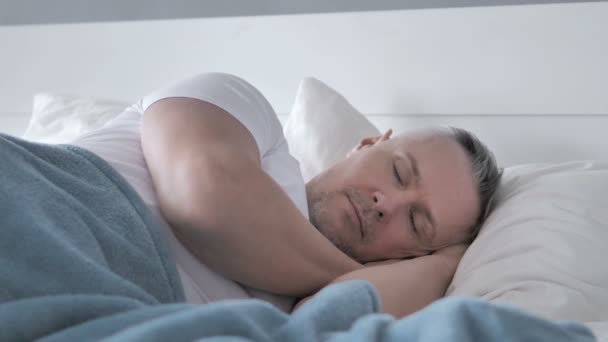 Homem Cabelo Cinza Dormindo Cama — Vídeo de Stock