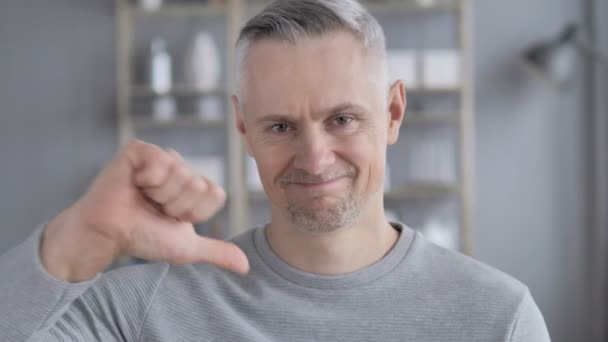 Pulgares Hacia Abajo Por Hombre Pelo Gris Trabajo Mirando Cámara — Vídeo de stock