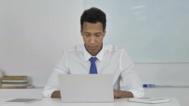 Öksürük, öksürük iş yerinde Afro-Amerikan iş adamı