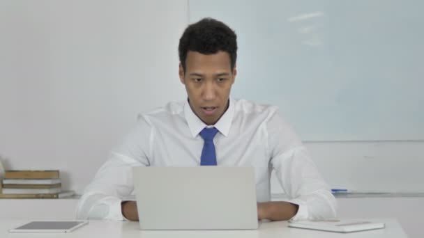 Afro Amerykański Biznesmen Świętować Sukces Praca Laptopie — Wideo stockowe