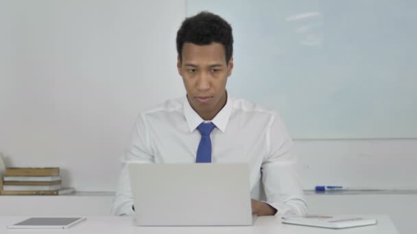 Denken Afroamerikanischer Geschäftsmann Arbeitet Laptop Frontalansicht — Stockvideo