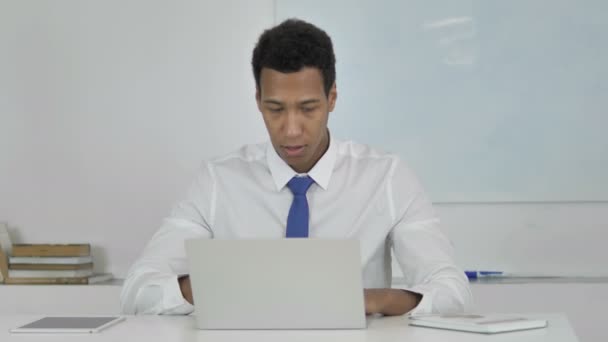 压力非裔美国商人头痛工作在笔记本电脑上 — 图库视频影像