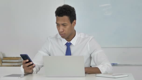 Empresário Afro Americano Irritado Conversando Por Telefone Negociando — Vídeo de Stock