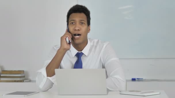 Empresário Afro Americano Positivo Conversando Por Telefone Negociando Com Cliente — Vídeo de Stock