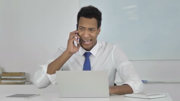 Afroamerikanischer Geschäftsmann Der Während Eines Telefonats Wütend Schreit Und Verhandelt — Stockvideo