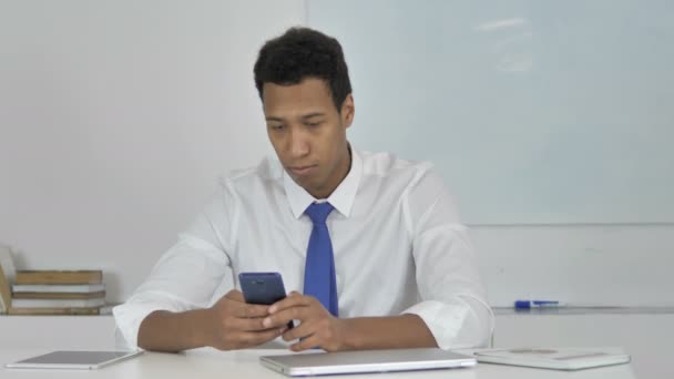 Afro American Affärsman Med Smartphone För Online Arbete — Stockvideo