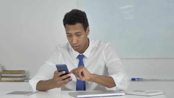 Afro Américain Homme Affaires Excité Pour Succès Tout Utilisant Smartphone — Video