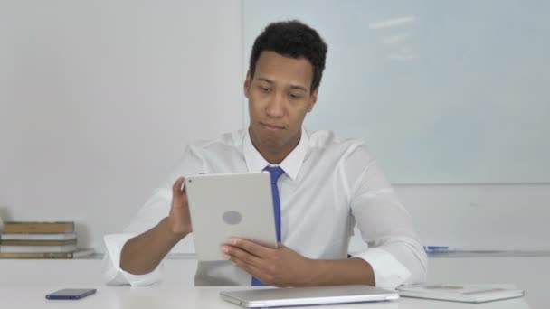 Afroamerikanischer Geschäftsmann surft mit Tablet im Internet