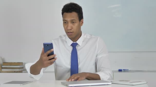 Video Chat Online Uomo Affari Afro Americano Tramite Smartphone — Video Stock