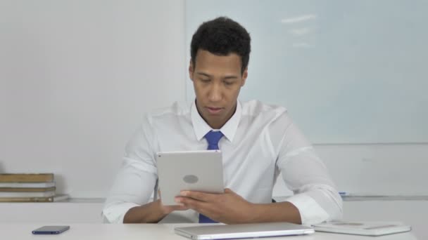 Afro Amerikan Işadamı Sürpriz Kullanarak Tablet Ise Sonuçlarına Göre — Stok video