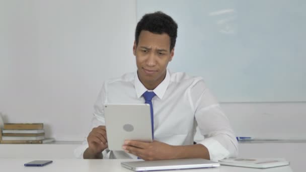 在平板电脑上做在线视频聊天的非裔美国商人 — 图库视频影像