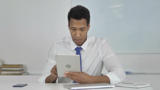 Empresário Afro Americano Comemorando Sucesso Projeto Tablet — Vídeo de Stock