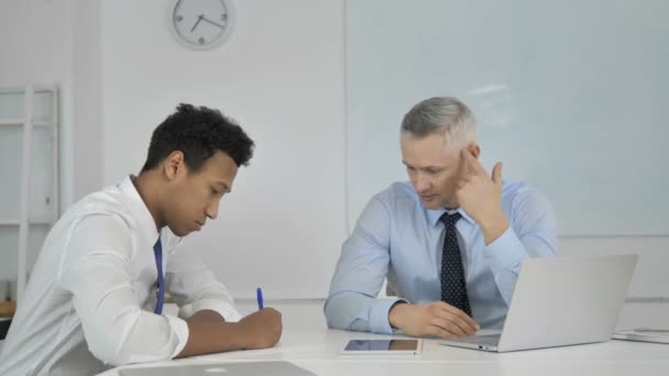 Patron Homme Affaires Donner Une Dictée Employé Travail Paperasserie — Video