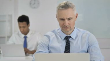 Başparmak aşağı Office gri saç işadamı tarafından