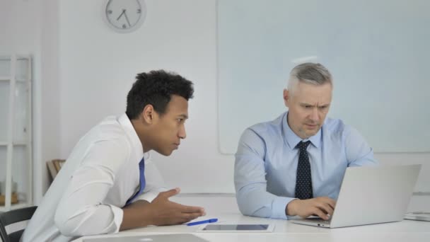 Geschäftsleute Reagieren Auf Finanzielle Geschäftsverluste Bei Der Arbeit — Stockvideo