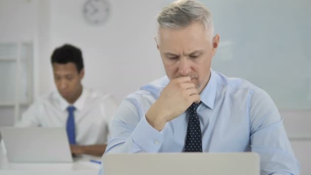 Pensivo Cinza Homem Negócios Cabelo Pensando Trabalhando Laptop — Vídeo de Stock