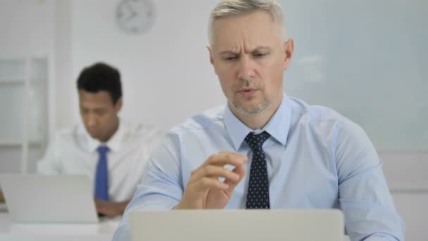 Huvudvärk Upprörd Grått Hår Affärsman Stress Arbetet — Stockvideo