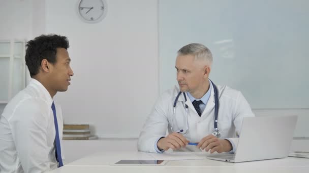 Senior Läkare Lyssnar Patienten Klinik — Stockvideo