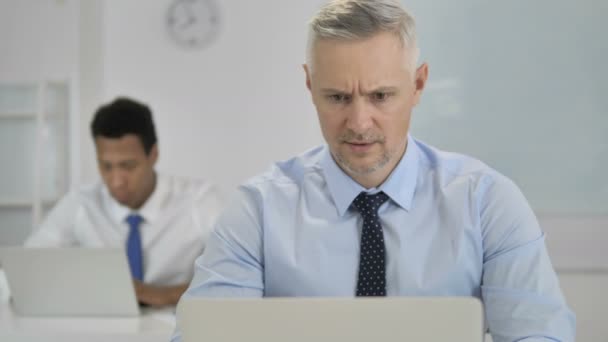 Homme Affaires Cheveux Gris Bouleversé Par Échec Travail — Video