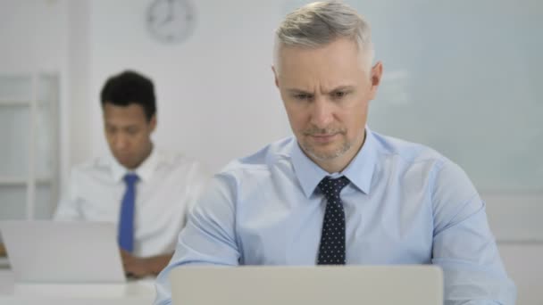 Lächelnder Grauhaariger Geschäftsmann Der Büro Die Kamera Schaut — Stockvideo