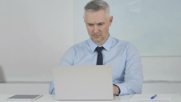オフィスのノートパソコンで働くシニアビジネスマン — ストック動画