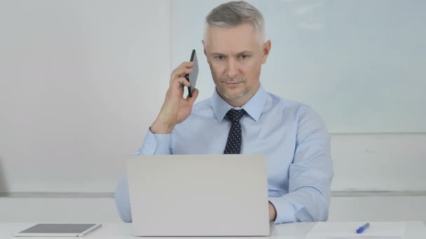 Senior Affärskvinna Pratar Telefon Diskuterar Med Kunden — Stockvideo