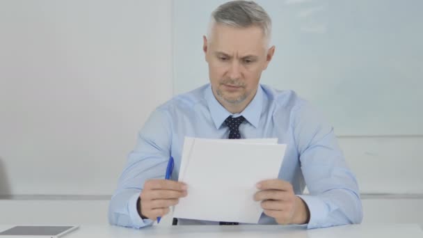 Senior Geschäftsmann Liest Dokumente Büro Vertrag — Stockvideo