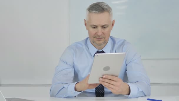 Ανώτερος Επιχειρηματίας Βιαστικά Διαδίκτυο Στο Tablet Στο Γραφείο — Αρχείο Βίντεο
